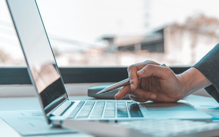 Professionista al lavoro su un computer portatile
